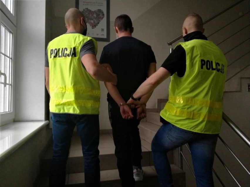 Policja zatrzymała 25-latka podejrzanego o podpalenie stodoły w Ugoszczy. To mieszkaniec gminy Studzienice. Grozi mu nawet 5 lat więzienia