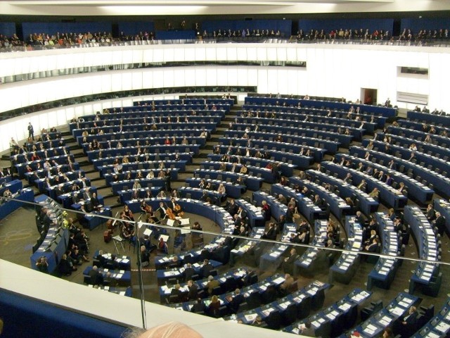 Parlament Europejski odwołał we wtorek Greczynkę Evę Kaili (Socjaliści i Demokraci) ze stanowiska wiceprzewodniczącej tej instytucji podczas sesji plenarnej w Strasburgu. Jest podejrzana o korupcję. Chodzi o lobbing na rzecz Kataru, za który miała otrzymać pieniądze.