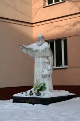Kontrowersyjny pomnik Papieża w Ostrowi Mazowieckiej zostanie usunięty