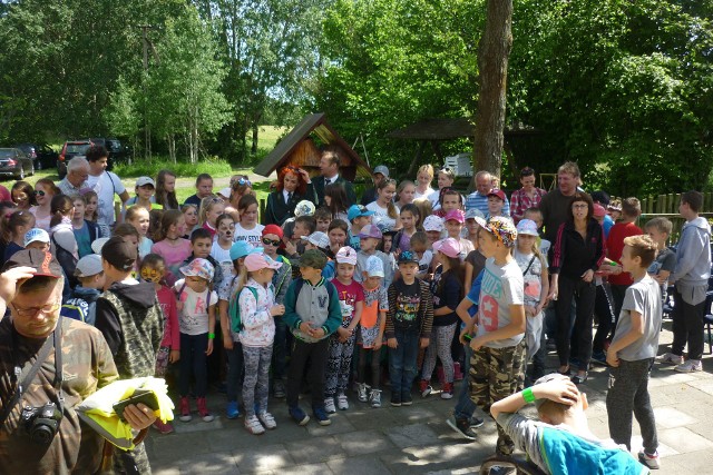 Uczniowie z ze szkół podstawowych w Gniewkowie, Gąsek (gm. Gniewkowo) i Tupadeł (gm. Inowrocław) uczestniczyli w spotkaniu rekreacyjno-edukacyjnym z myśliwymi Koła Łowieckiego nr 47 "Diana" w Inowrocławiu i Koła Łowieckiego nr 15 "Lis" w Gniewkowie. Przed domkiem myśliwskim gości powitał głos rogów i sygnał rozpoczęcia polowania. Dzieci miały możliwość zapoznania się z tradycją i zwyczajami łowieckimi. Był konkurs wiedzy o łowiectwie oraz inne konkursy i zabawy.Po trudach turniejowych można było posilić się kiełbaską z grilla , drożdżówkami i napojami. Pobyt w lesie zakończyła uroczystość z udziałem burmistrza Gniewkowa Adama Roszaka, w trakcie której ogłoszono wyniki konkursów, wręczono nagrody i podziękowania a łowczy odegrali sygnał zakończenia łowów. Wychowawcy dzieci składają serdeczne podziękowania organizatorom za olbrzymie zainteresowanie i świetne przygotowanie bardzo ciekawych zajęć dla dzieci. Szczególne podziękowania kierowane są do dla Radosława i Gronikowskiego z Koła Łowieckiego "Diana" i Jarosława  Lewandowskiego z Koła Łowieckiego "Lis". 