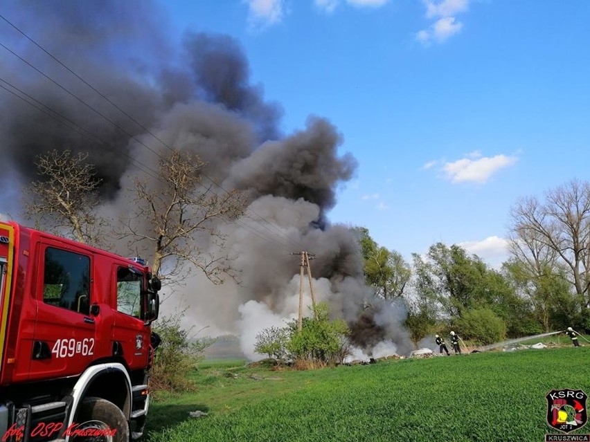 Na prywatnej działce w Tarnowie pod Kruszwicą wybuchł pożar....