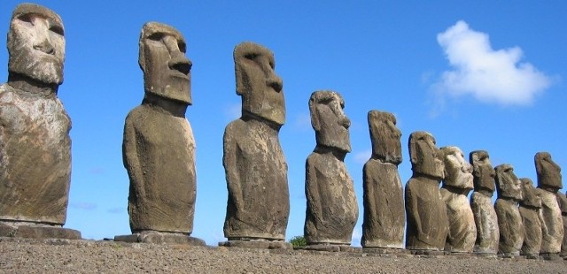 Na wyspie jest blisko 900 gigantycznych rzeźb. Wykonanie tylu posągów zabrało mieszkańcom Rapa Nui kilkaset lat i musieli temu poświęcić cały swój wolny czas. Ten niewyobrażalny wysiłek mógł mieć tylko jedną motywację - religijną.