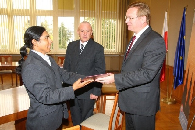 Zaświadczenie o nadaniu obywatelstwa polskiego odbiera Nilo Alexandro Querevalú Barrueto. W głębi Igor Ganczuk.