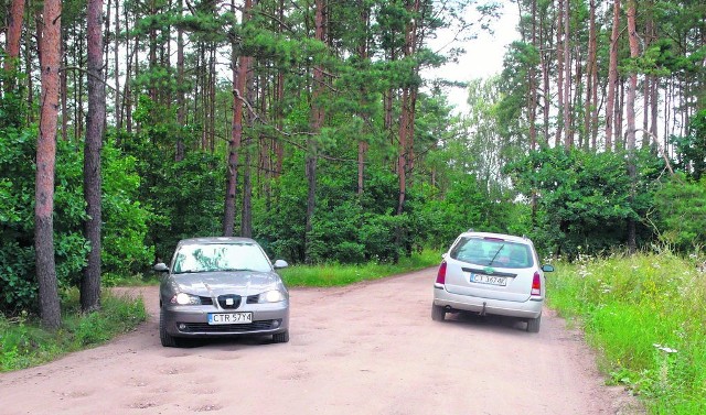 W godzinach porannego i popołudniowego szczytu na tej zdawałoby się spokojnej, leśnej drodze można spotkać dziesiątki samochodów osobowych, unikających w ten sposób korków na krajowej „dziesiątce”