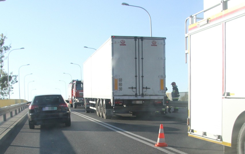 Zderzenie w Tarnobrzegu. Motorowerzysta potrącony przez tira (ZDJĘCIA)