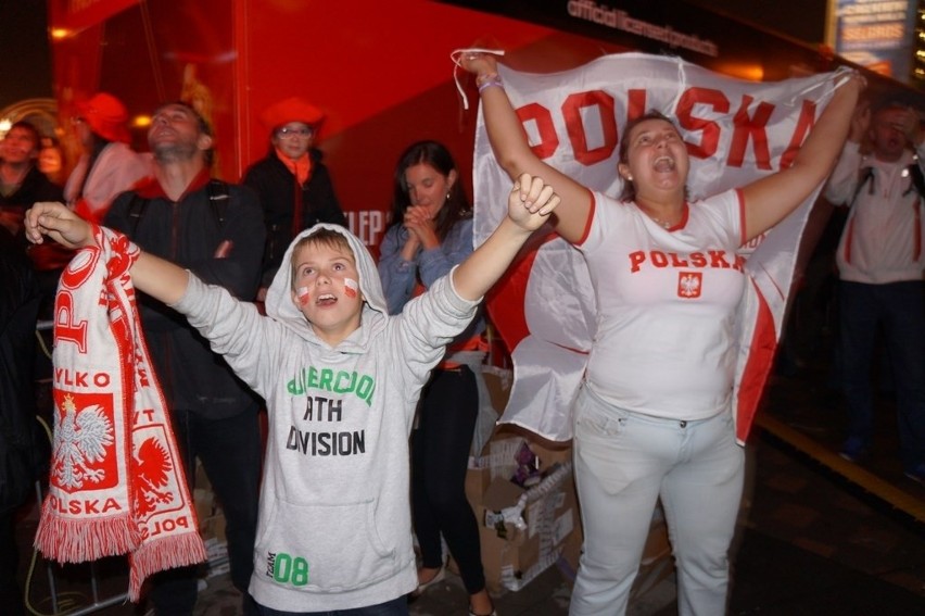 Polacy mistrzami świata! Tak po meczu bawią się Katowice. Kibice i fajerwerki [ZDJĘCIA, WIDEO]