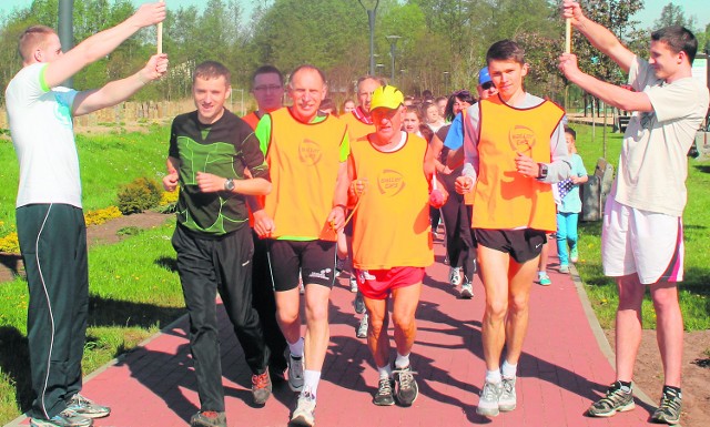 Biegacze wyruszyli z Czerska, chcą dobiec do Tarnowskich Gór