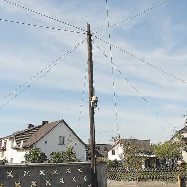 Kable telefoniczne wróciły na swoje miejsce po kilku tygodniach monitów mieszkańców tej dzielnicy.