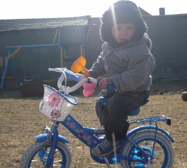 2-letni Kacper Kozioł na nowym rowerku