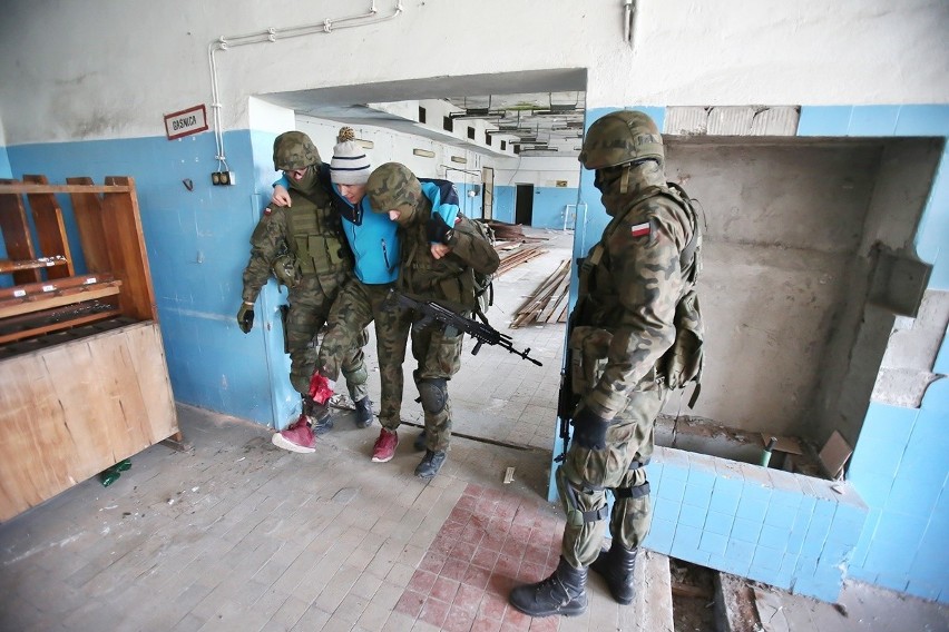 Strzelali do terrorystów i odbijali zakładników. Ćwiczenia obrony cywilnej na WSOWL 