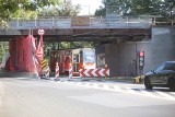 Zabrze: rozbiórka wiaduktu kolejowego nad ulicą Wolności potrwa do niedzieli. Są utrudnienia w komunikacji tramwajowej