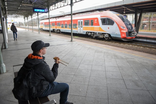 Pociąg POLRegio na dworcu Toruń Główny