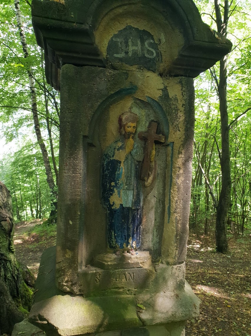 Kapliczka znajdująca się na terenie dawnego cmentarza...