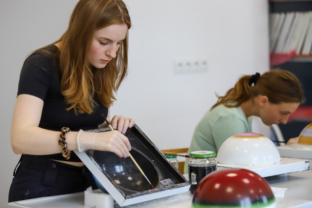 Instalacja autorstwa Stefana Knappa, popularnie nazywana mozaiką, przechodzi tak gruntowną renowację pierwszy raz od czasu jej zamontowania w 1973 roku.