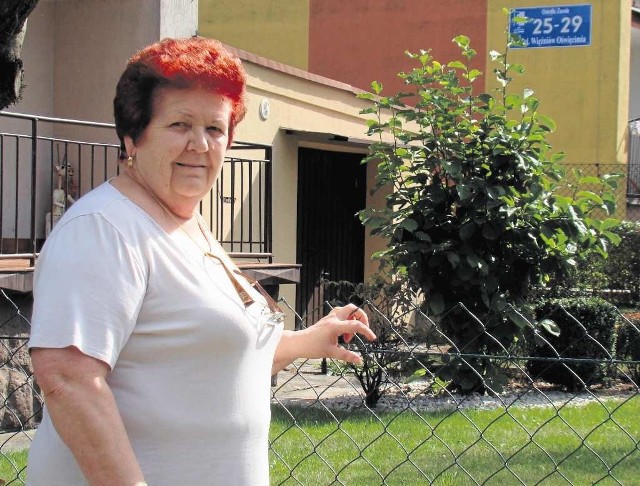 Anzelma Żabińska od 50 lat mieszka przy ul. Więźniów Oświęcimia. Jest przeciwna zmianie nazwy ulicy, bo obawia się kosztów związanych z wymianą dokumentów i chodzenia po urzędach
