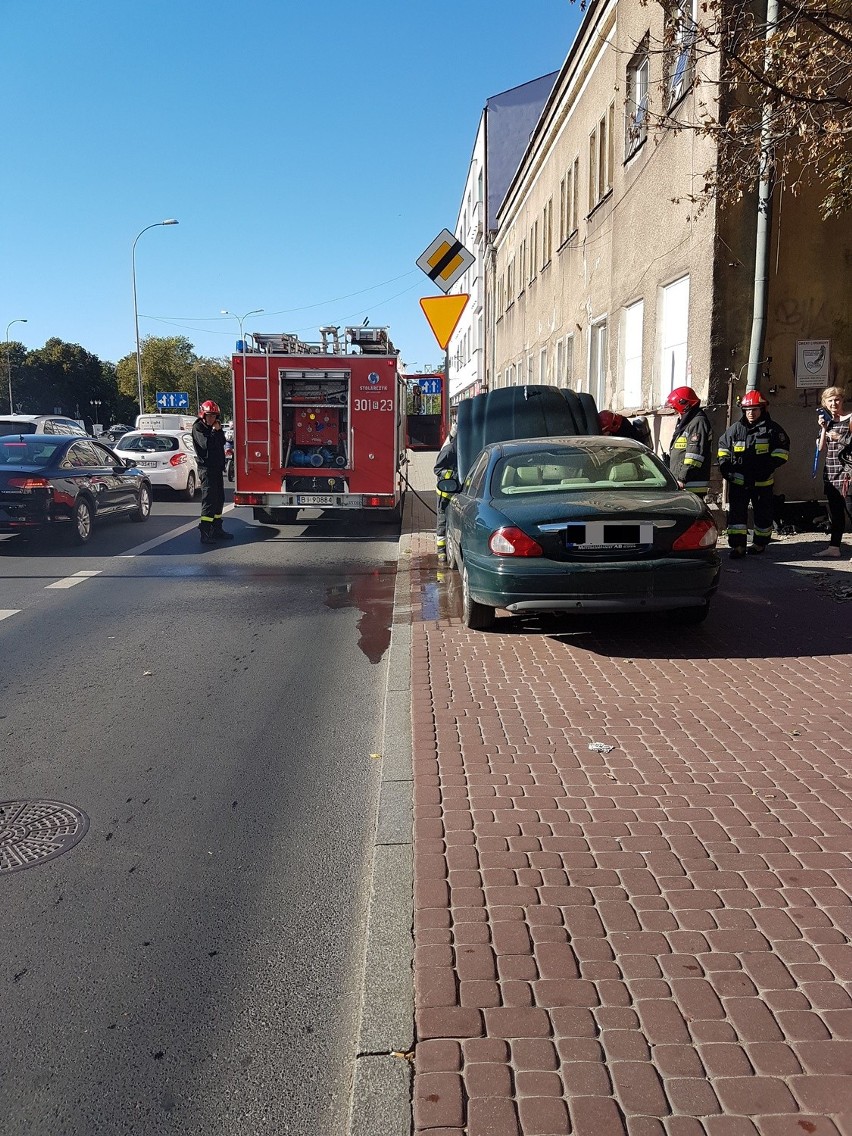 Z zaparkowanego samochodu przy urzędzie miasta zaczął unosić...