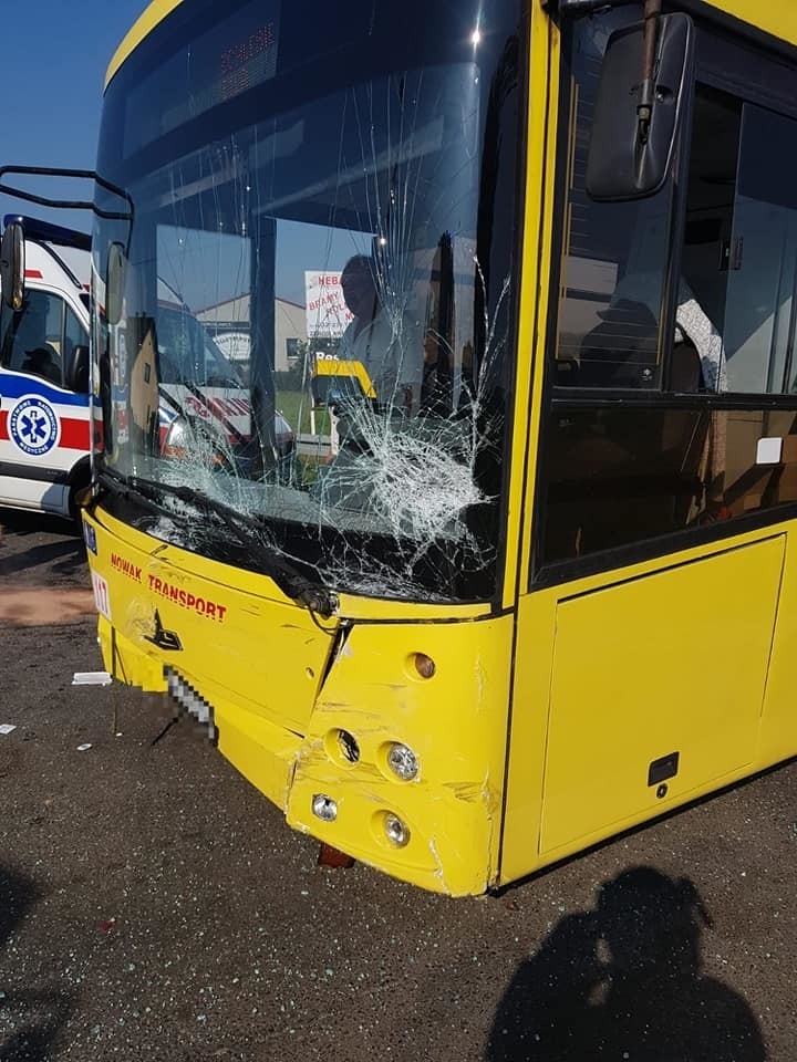 Wypadek na DK 94 w Boniowicach. Zderzyły się dwa samochody i autobus. Lądował LPR