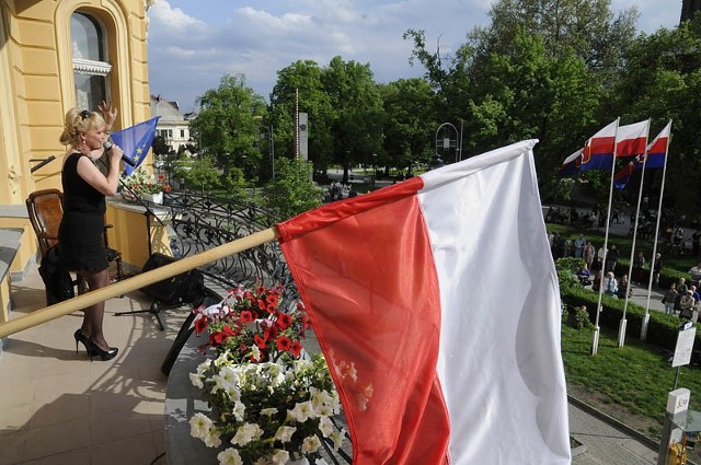 Adrianna Biedrzyńska zaśpiewała w Bydgoszczy 1 maja, z okazji 10 rocznicy wejścia Polski do Unii Europejskiej.