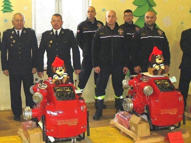 Z dumą motopompę prezentują (od lewej) Edward Kruk, prezes OSP w Nowej Wsi Królewskiej oraz Ryszard Stafiej, naczelnik OSP Płużnica. Obok druhowie z Piechcina.