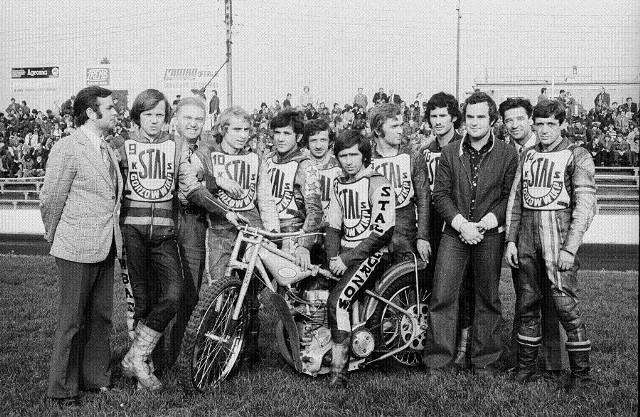 Gorzowianie przed ostatnim w sezonie 1976 meczem z Kolejarzem Opole na stadionie przy ul. Śląskiej. Niedługo później ta ekipa świętowała czwarty w historii Stali tytuł drużynowych mistrzów Polski.