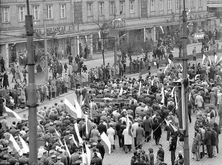 Pochód pierwszomajowy na ul. Świerczewskiego w pobliżu placu...