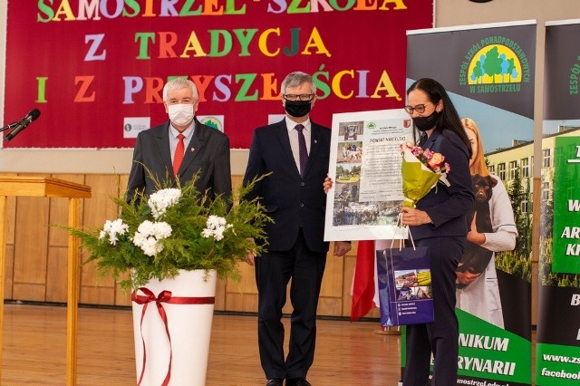 Z tej okazji w szkole (2 lutego) pojawili się znamienici goście, m.in.: Anna Gembicka - wiceminister rolnictwa; Jan Krzysztof Ardanowski - poseł, przewodniczący Rady do spraw Rolnictwa i Obszarów Wiejskich przy Prezydencie Rzeczypospolitej Polskiej; Ewa Kozanecka – poseł; Ryszard Kamiński- wiceminister rolnictwa (absolwent ZSP w Samostrzelu); Tadeusz Sobol - starosta Powiatu Nakielskiego; Tomasz Miłowski - wicestarosta Powiatu Nakielskiego; Dariusz Gryniewicz - wójt gminy Sadki; Robert Jakubik - dyrektor Departamentu Oświaty i Polityki Społecznej Wsi w resorcie rolnictwa; Ryszard Zarudzki - dyrektor Kujawsko- Pomorskiego Ośrodka Doradztwa Rolniczego w Minikowie; Juliusz Młodecki - prezes Krajowego Zrzeszenia Producentów Rzepaku i Roślin Białkowych (absolwent ZSP w Samostrzelu); Ewa Szłapa - dyrektor Wydziału Edukacji Powiatu Nakielskiego; Beata Puławska - przewodnicząca Rady Rodziców ZSP w Samostrzelu; nauczyciele oraz przedstawiciele uczniów ZSP w Samostrzelu.