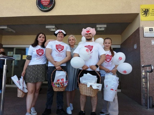 Uczniowie Zespołu Szkół Społecznych w Słupsku odwiedzili małych pacjentów słupskiego szpitala