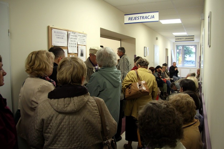 Pacjenci czekali w długiej kolejce do rejestracji Centrum...