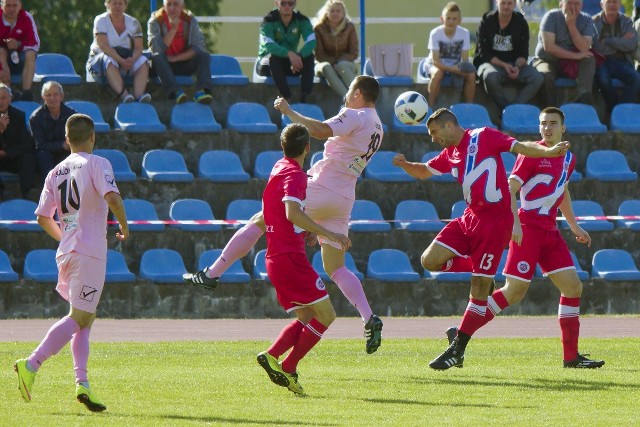 Piłkarze Chemika Bydgoszcz (czerwone stroje) w sezonie 2015/2016 IV ligi ulegli ROL.KO Konojady 0:2 u siebie i wygrali na wyjeździe 1:0, a teraz skorzystali na kłopotach rywala i zagrają w III lidze.