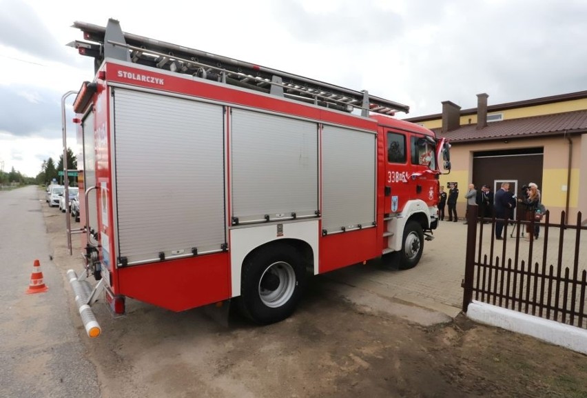 Druhowie z Nowych Zawad w gminie Jedlińsk dostali samochód od strażaków z Pionek. Do akcji będą jeździli potężnym manem 