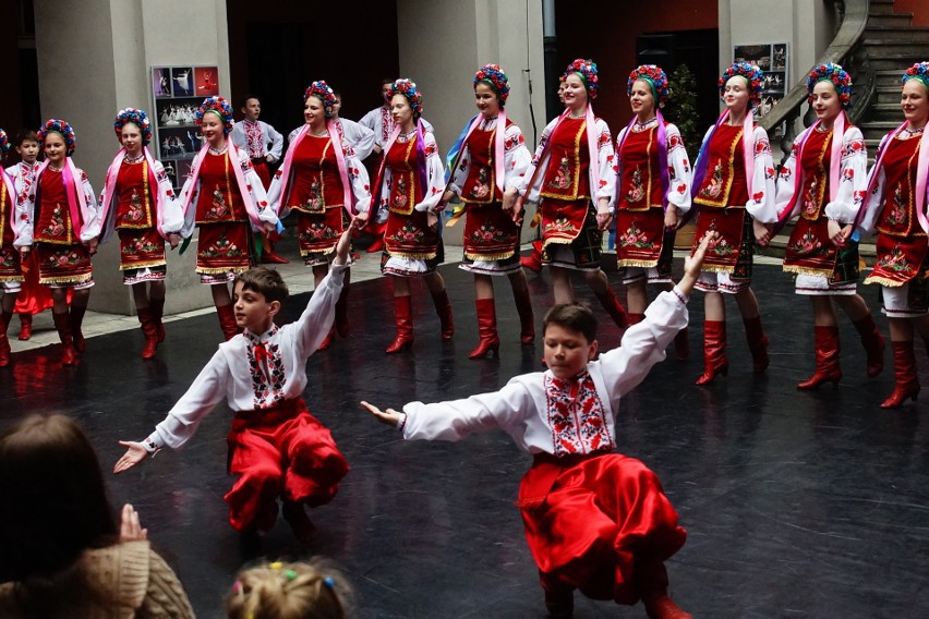 Podczas pikniku oklaskiwo tańce zespołu Słowianie z Ukrainy