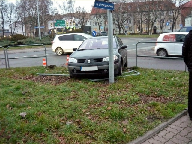 W poniedziałek (20 stycznia) doszło do kolizji na ulicy Tuwima w Słupsku. Kierująca osobowym fordem wjechała w prawy bok renault, który opuszczał skrzyżowanie o ruchu okrężnym, uszkadzając barierki. Nikt nie ucierpiał w kolizji.