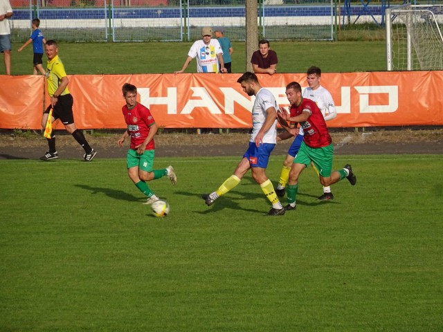 Piłkarze Tura (białe koszulki) zagrają w ligowym hicie w Łomży