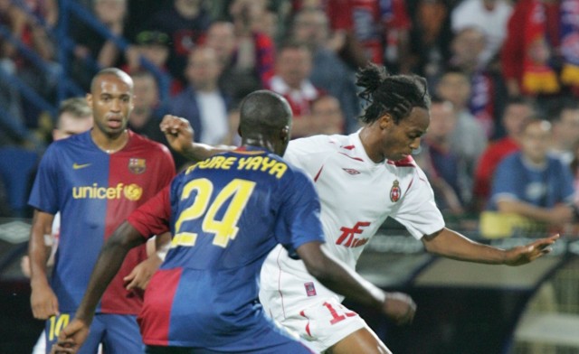 26 sierpnia 2008 r., mecz Wisła Kraków - Barcelona. Junior Diaz w białej koszulce. Przed nim Yaya Toure, z tyłu Thierry Henry