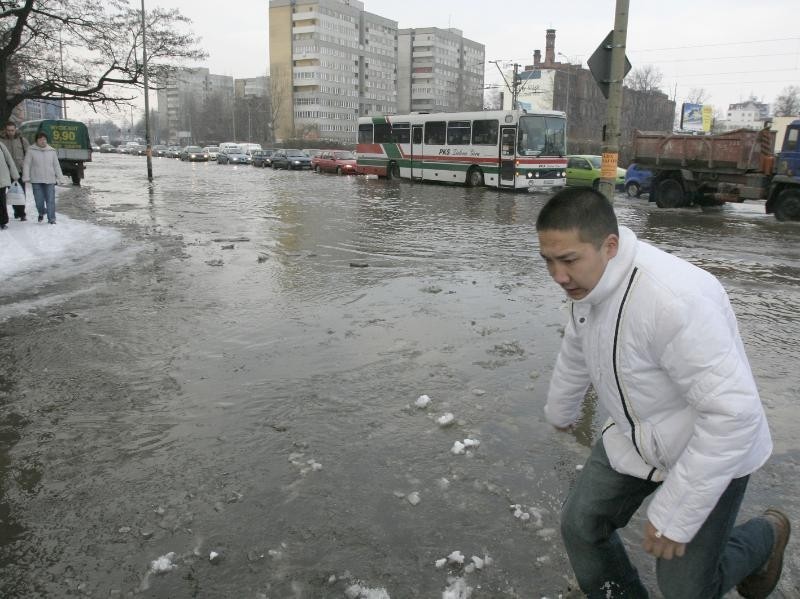 23.02.2006. Woda z pękniętej rury zalała Plac Strzegomski