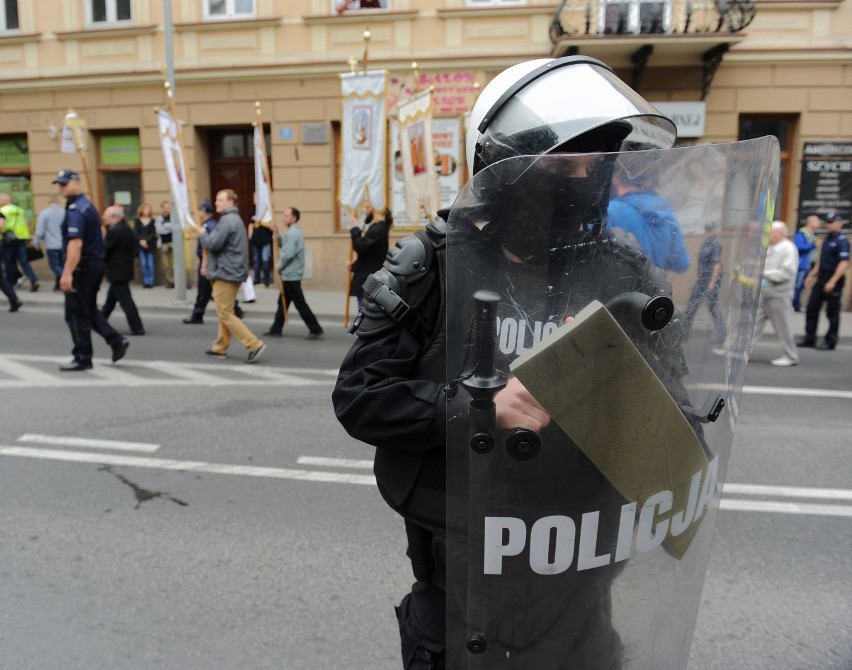 Dziesiątki policjantów z całego Podkarpacia zabezpieczało...