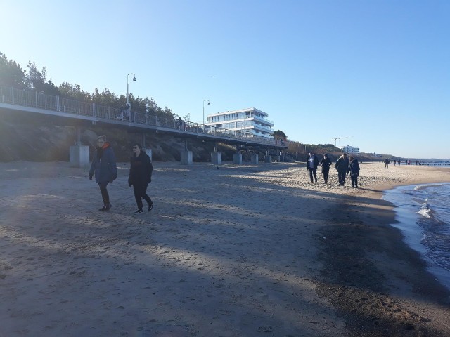 Weekend w naszym regionie zapowiada się jak na luty wyjątkowo ciepło i słonecznie. Piękna pogoda zachęca do wypoczynku na świeżym powietrzu. Na plaży w Mielnie tłumy spacerowiczów.Sprawdź prognozę pogody na weekend