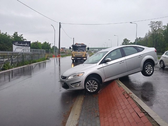 Do zdarzenia doszło w czwartek, 16 maja, na ul. Kostrzyńskiej w Gorzowie. Kierowcy zauważyli samochód, który wypadł z drogi i zawisł między pasami jezdni.Do zdarzenia doszło w czwartek, 16 maja, na ul. Kostrzyńskiej w Gorzowie. Kierowcy zauważyli samochód, który wypadł z drogi i zawisł między pasami jezdni.Przy fordzie nie ma kierowcy. Wygląda na to, że podczas jazdy kierujący wypadł z drogi. Samochód zawisł między pasami jezdni.Czytaj również: Podpalił auto i spowodował straty na 100 tys. zł. Mężczyźnie grozi za to 5 lat więzienia;nfNie wiadomo czy kierowcy na miejsce zdarzenia wezwali gorzowską policję.WIDEO: Zaatakowali w nocy, zadawali ciosy nożem... 