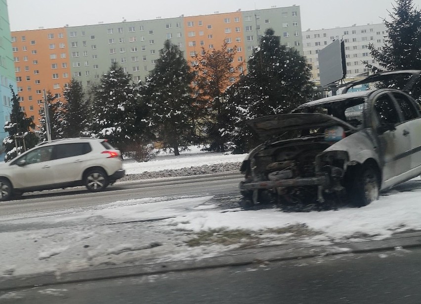 Na alei Rejtana w Rzeszowie spalił się samochód marki Citroen C3. Zdjęcia internauty
