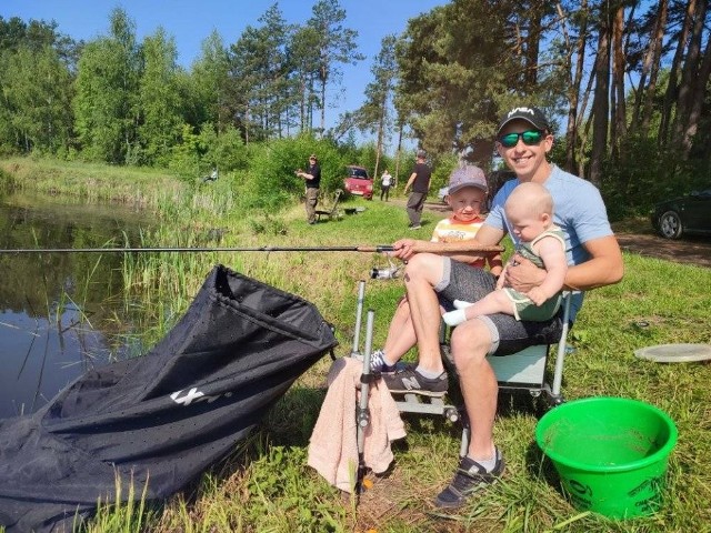 Zawody wędkarskie nad zalewem w Zakruczu w gminie Małogoszcz. W rywalizacji - 34 małych zawodników.