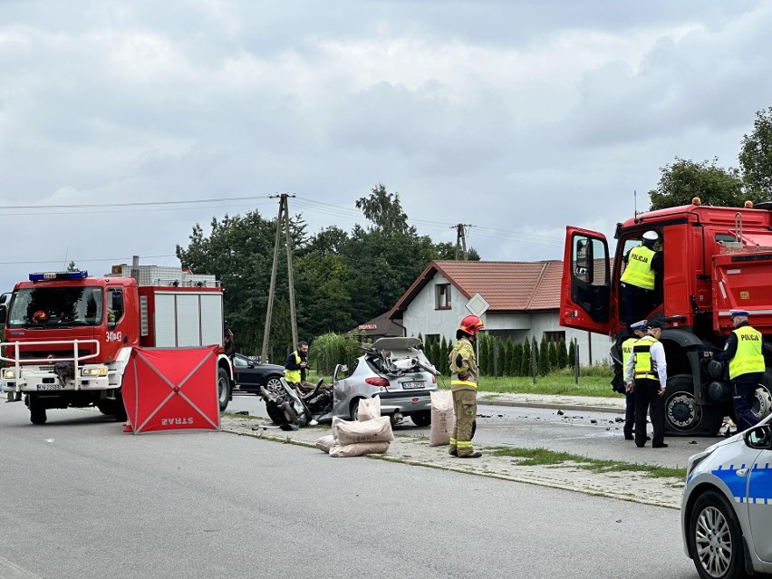 Śmiertelny wypadek w Świniarsku. Osobówka wbiła się samochód ciężarowy. Nie żyje 21-letni mężczyzna