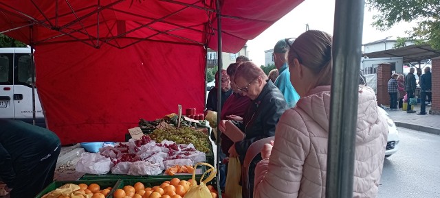 Pogoda sprzyjała robieniu zakupom na targu w Jędrzejowie w czwartek, 5 października. Zobacz na kolejnych slajdach jakie były ceny warzyw i owoców w tym tygodniu >>>