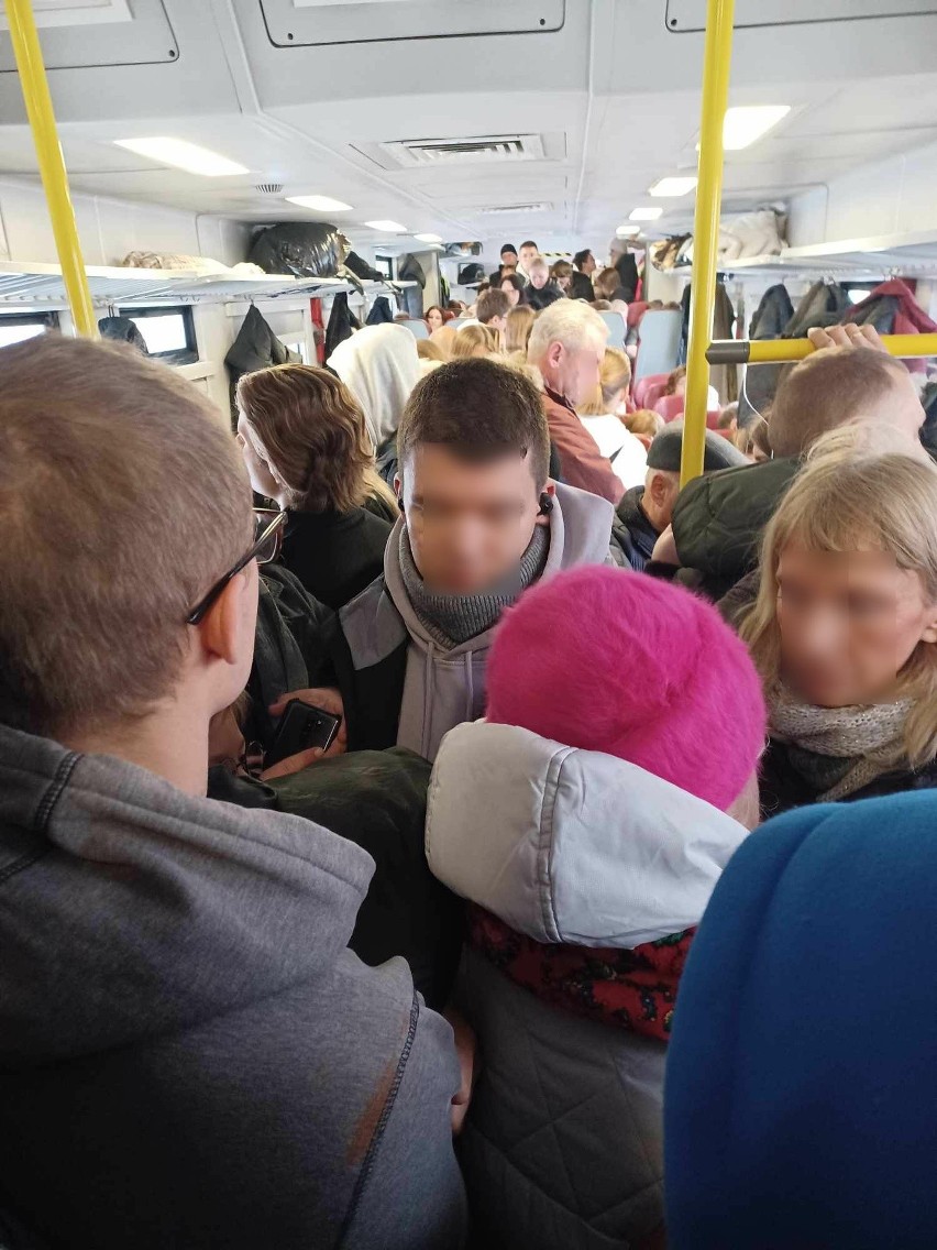 Pasażerka Kolei Wielkopolskich skarży się na tłok w pociągu.