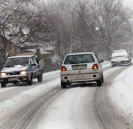 Drogi są zaśnieżone i śliskie. Najgorsza sytuacja jest na drogach powiatowych.