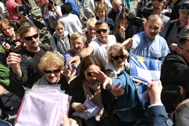 We wtorek przed ratuszem zebrał się tłum. Na początku jeszcze formowała się kolejka, lecz z każdą minutą panował coraz większy chaos i po chwili nie obowiązywała już żadna kolejność, a jedynie zasada „kto pierwszy, ten lepszy”.Zobacz kolejne zdjęcie --->