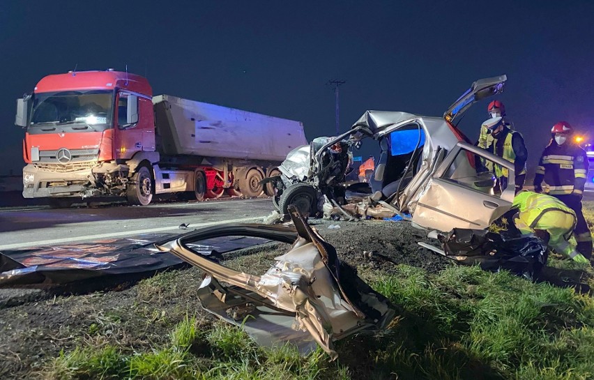 Tragiczny wypadek na drodze niedaleko Chełmży. Nie żyje kierowca fiata [zdjęcia]