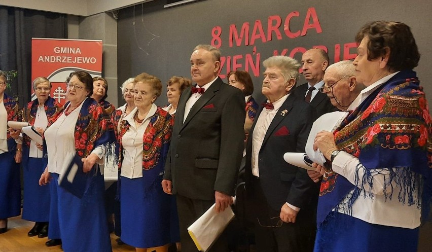 Andrzejewo. Dzień Kobiet – przedstawienie Klubu Seniora i prezentacja poezji Renaty Odorczuk. 8.03.2022. Zdjęcia