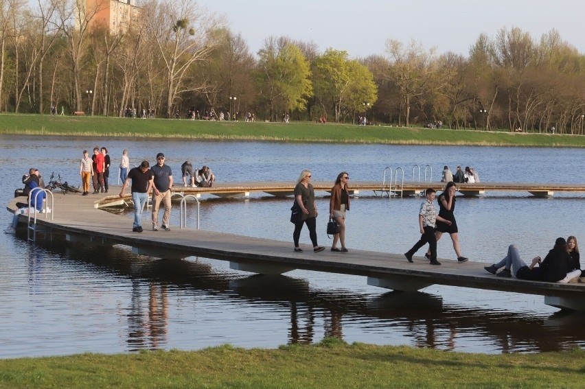 Zalew Borki to wyjątkowe miejsce. Promienie odbijające się w...