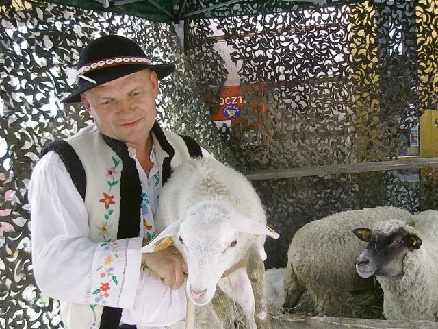 - Szkoda, że państwo nie dotuje na naszych terenach hodowców owiec - mówi Janusz Lewandowski. Ale i tak nie zamierza zrezygnować ze swoich zwierząt.