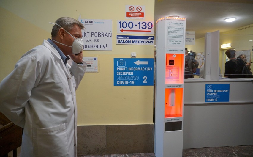 Ruszyły szczepienia przeciw COVID-19 w największym szpitalu w Lublinie. Zobacz zdjęcia z SPSK4